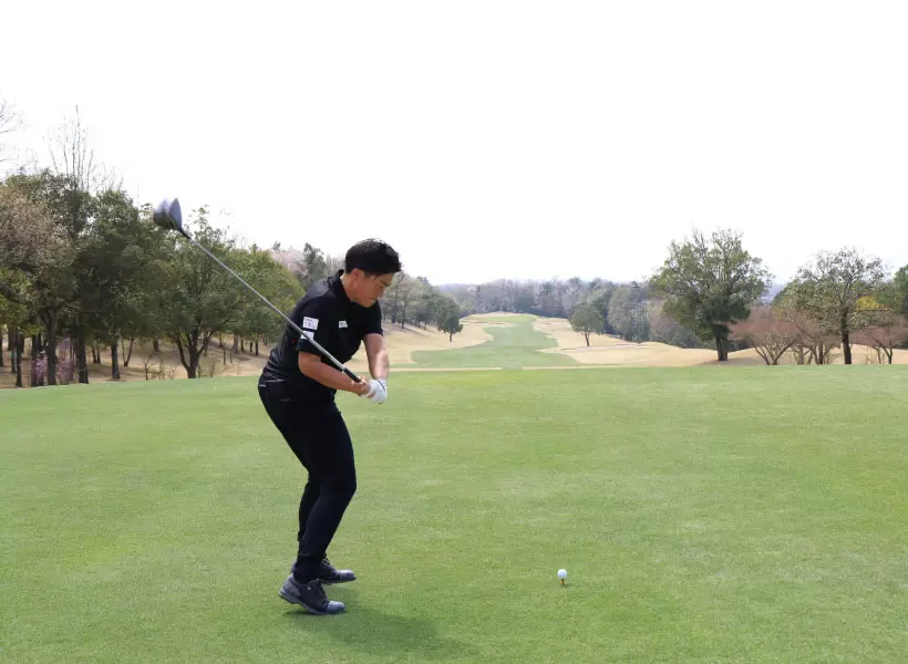 工藤遥加のドライバースイング（後方）