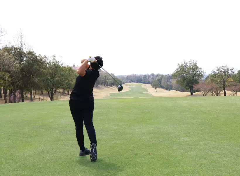 工藤遥加のドライバースイング（後方）