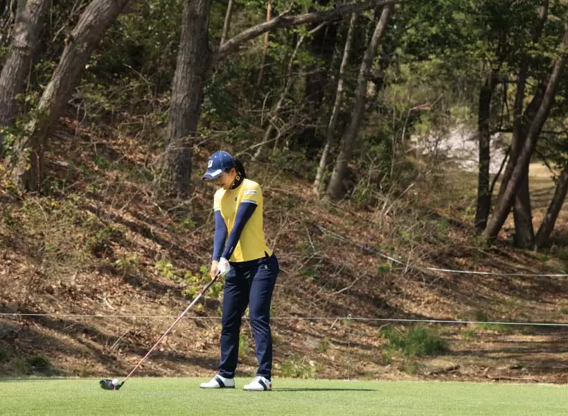 堀琴音のドライバースイング（斜め前方）