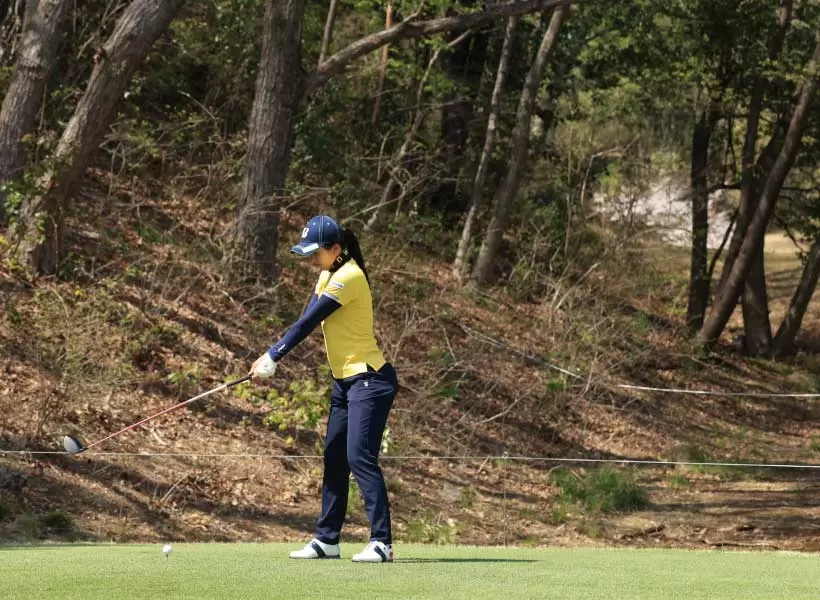 堀琴音のドライバースイング（斜め前方）