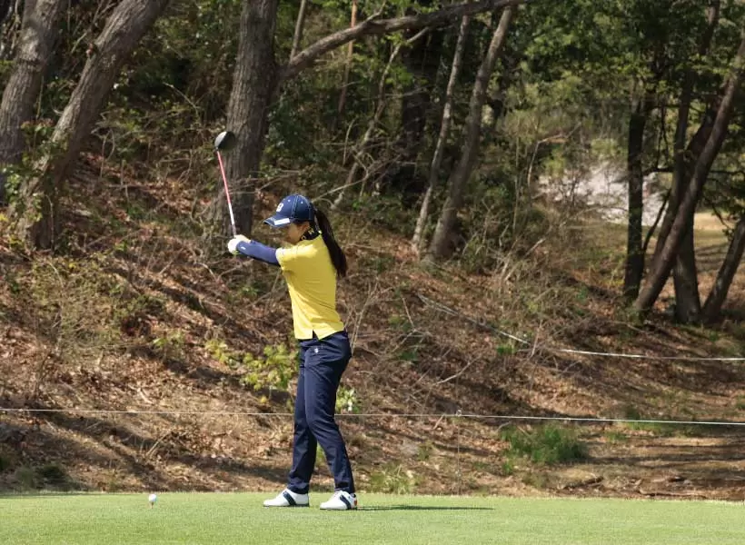 堀琴音のドライバースイング（斜め前方）