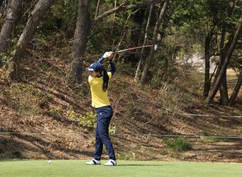 堀琴音のドライバースイング（斜め前方）