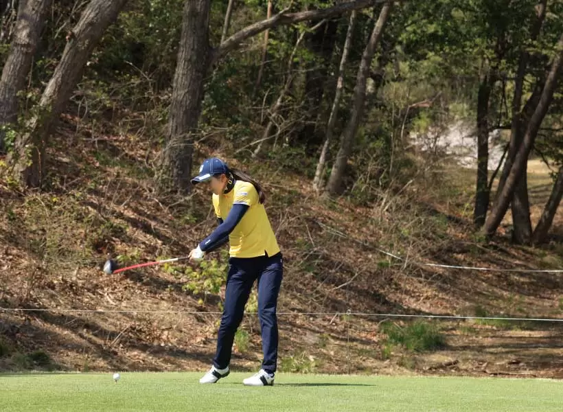 堀琴音のドライバースイング（斜め前方）