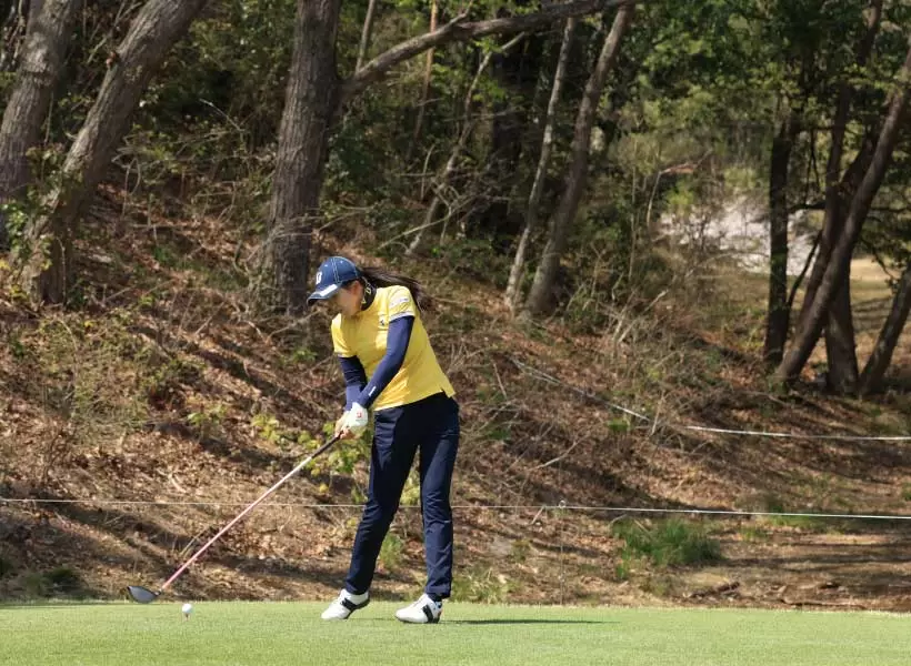 堀琴音のドライバースイング（斜め前方）