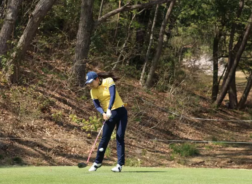 堀琴音のドライバースイング（斜め前方）