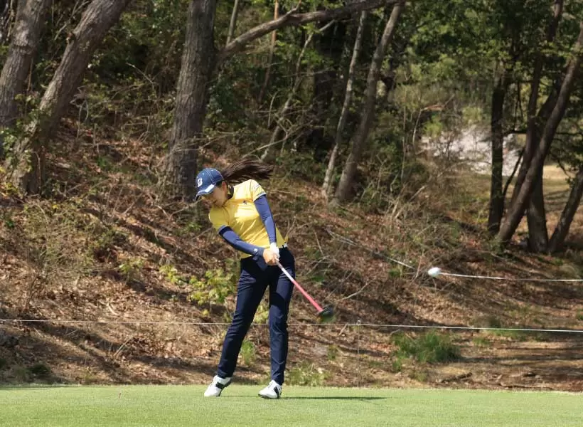 堀琴音のドライバースイング（斜め前方）