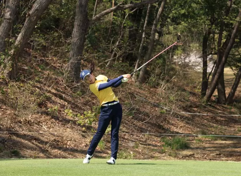 堀琴音のドライバースイング（斜め前方）