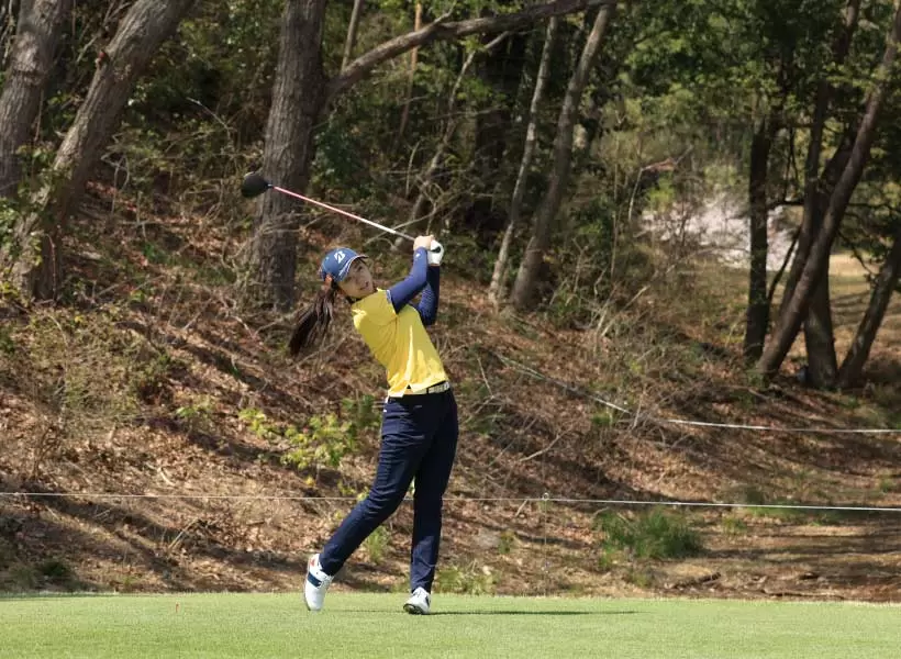 堀琴音のドライバースイング（斜め前方）