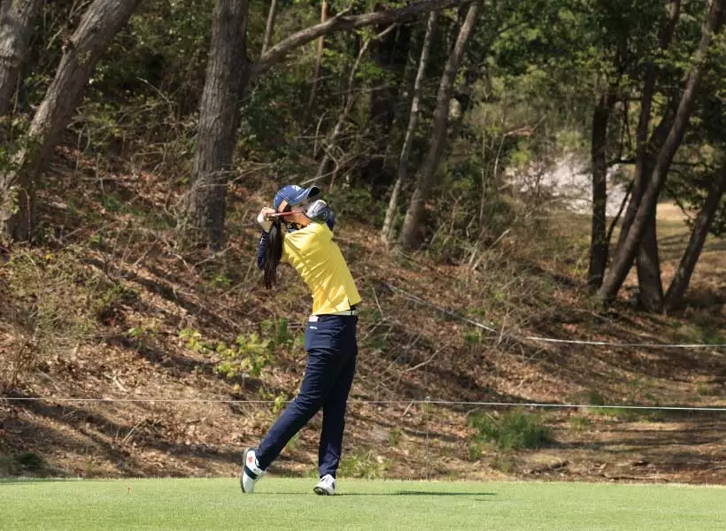 堀琴音のドライバースイング（斜め前方）