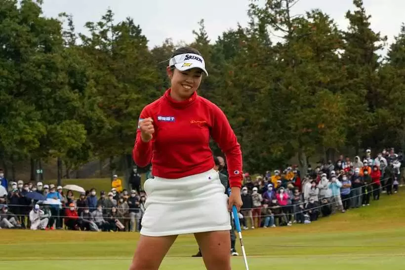 ガッツポーズをする山下美夢有