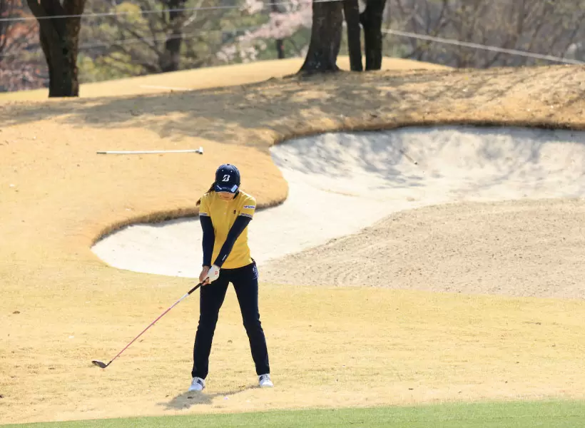 堀琴音のフェアウェイウッドスイング（正面）