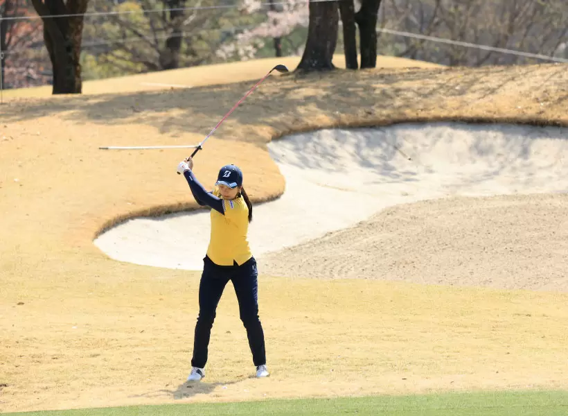 堀琴音のフェアウェイウッドスイング（正面）