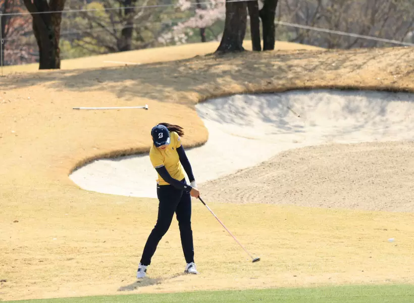 堀琴音のフェアウェイウッドスイング（正面）