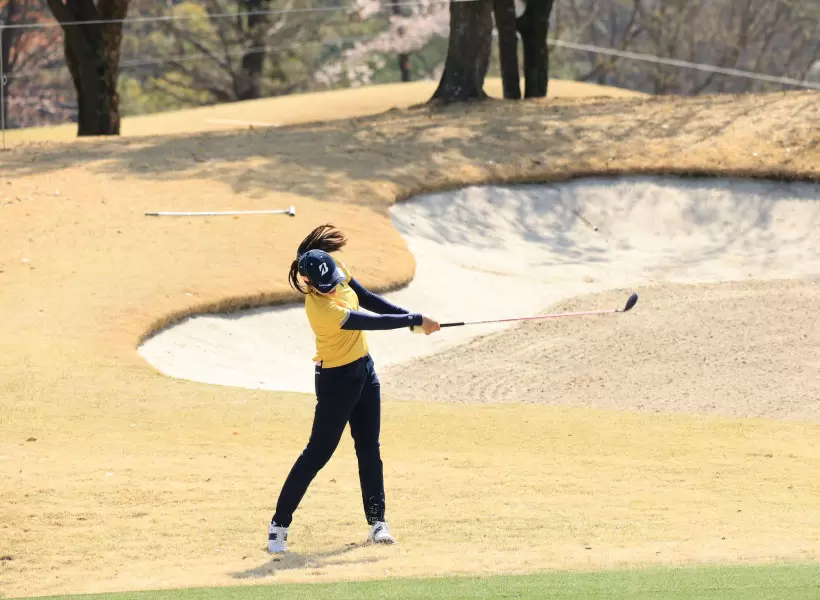 堀琴音のフェアウェイウッドスイング（正面）