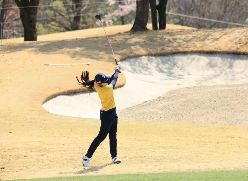 堀琴音のフェアウェイウッドスイング（正面）