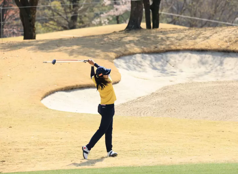 堀琴音のフェアウェイウッドスイング（正面）