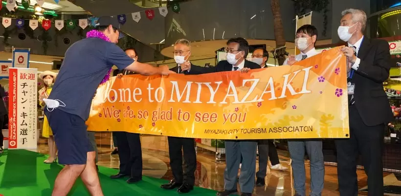 「宮崎は大好きな場所」宮崎ブーゲンビリア空港で、前年度優勝者 チャン・キム の歓迎セレモニー実施