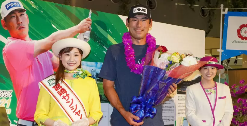 「宮崎は大好きな場所」宮崎ブーゲンビリア空港で、前年度優勝者 チャン・キム の歓迎セレモニー実施