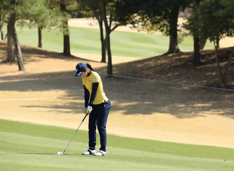 堀琴音のアイアンスイング（斜め前方）