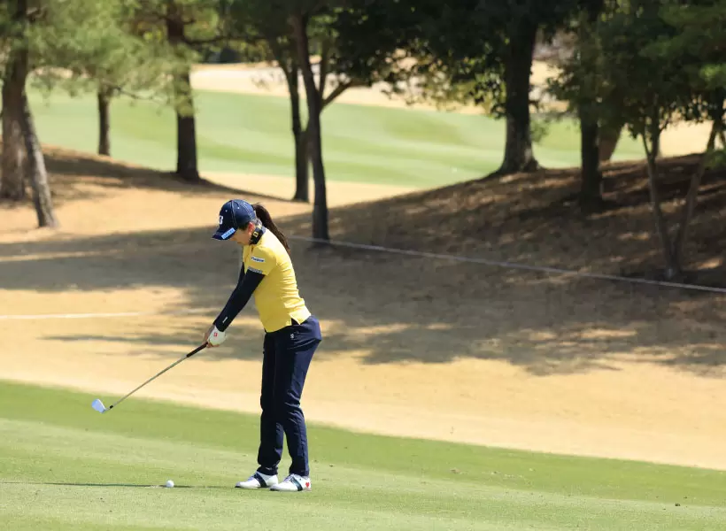 堀琴音のアイアンスイング（斜め前方）