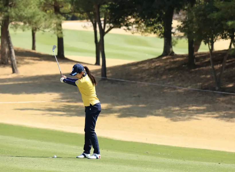 堀琴音のアイアンスイング（斜め前方）