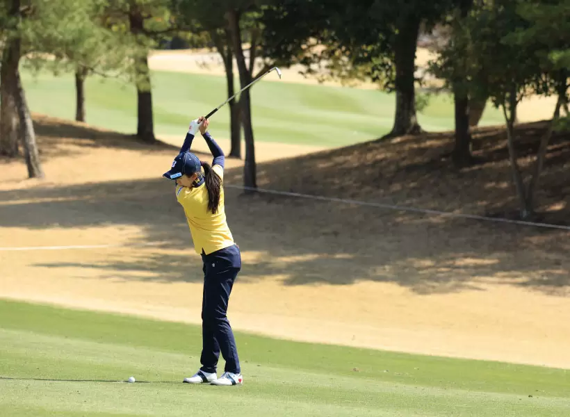 堀琴音のアイアンスイング（斜め前方）