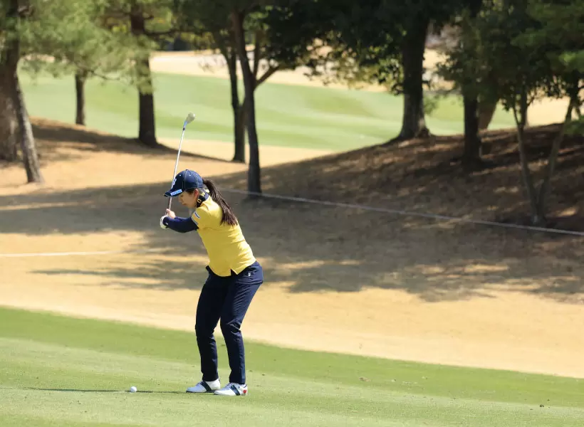 堀琴音のアイアンスイング（斜め前方）