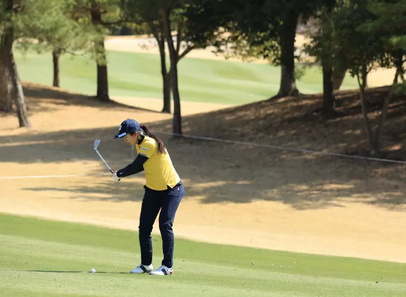 堀琴音のアイアンスイング（斜め前方）