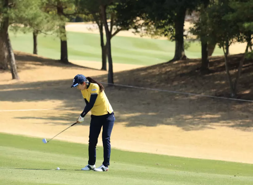 堀琴音のアイアンスイング（斜め前方）