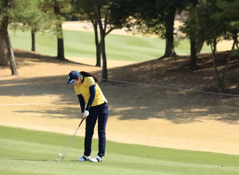 堀琴音のアイアンスイング（斜め前方）