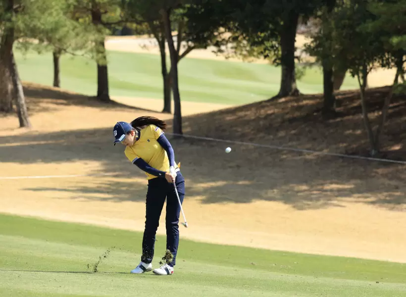 堀琴音のアイアンスイング（斜め前方）