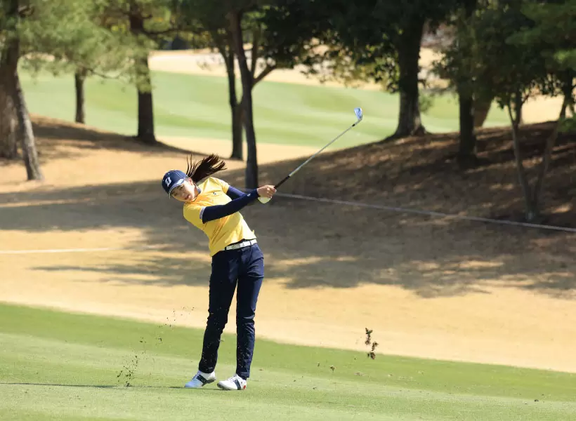 堀琴音のアイアンスイング（斜め前方）