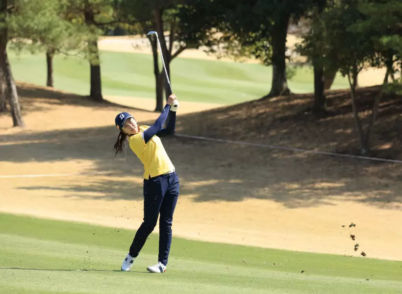 堀琴音のアイアンスイング（斜め前方）