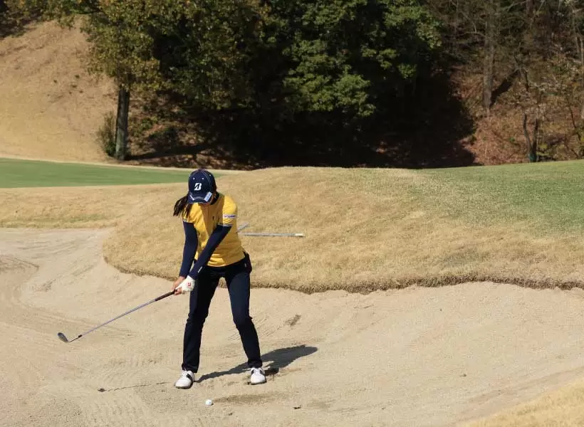 堀琴音のウェッジスイング（バンカーショット）（正面）