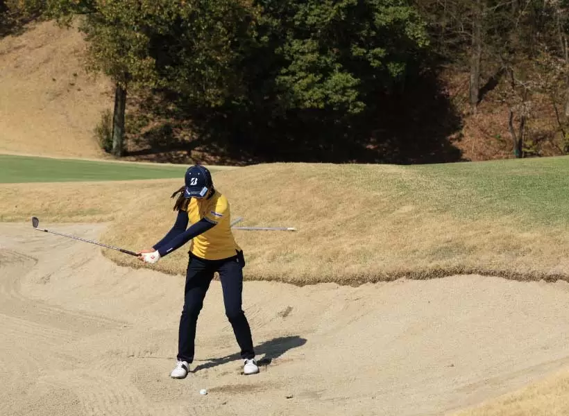 堀琴音のウェッジスイング（バンカーショット）（正面）