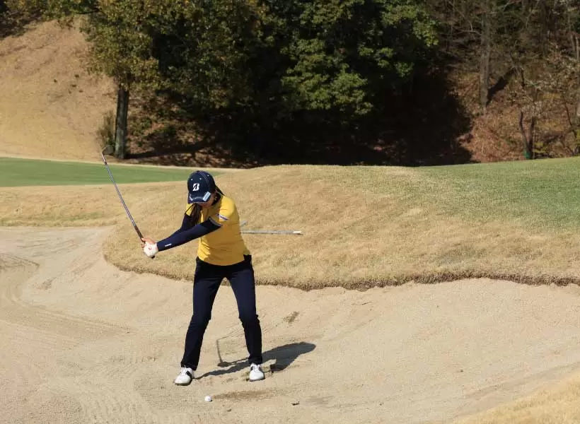 堀琴音のウェッジスイング（バンカーショット）（正面）