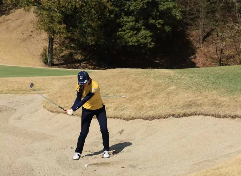 堀琴音のウェッジスイング（バンカーショット）（正面）