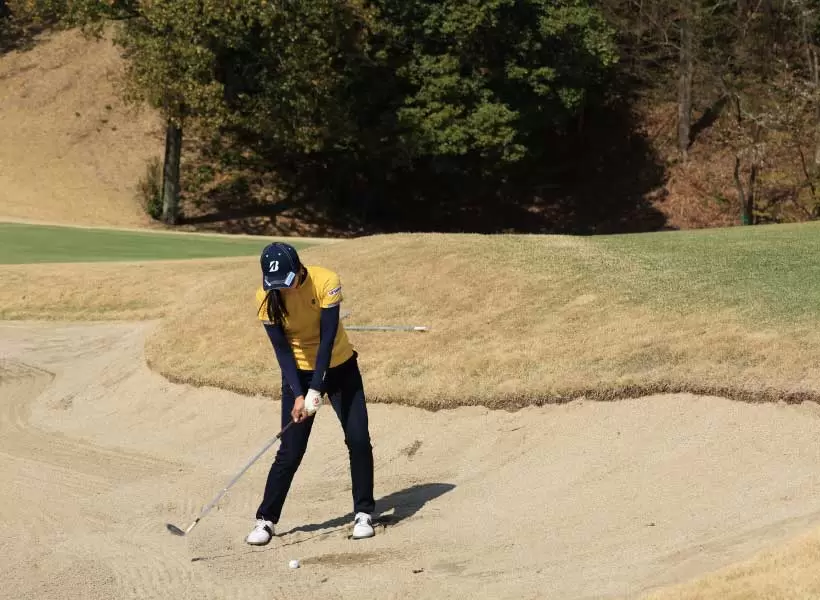 堀琴音のウェッジスイング（バンカーショット）（正面）