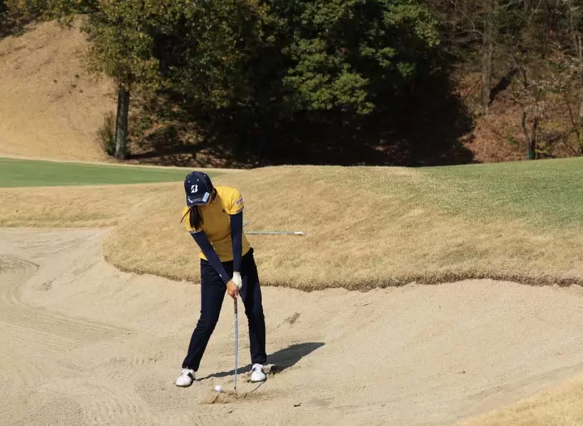 堀琴音のウェッジスイング（バンカーショット）（正面）