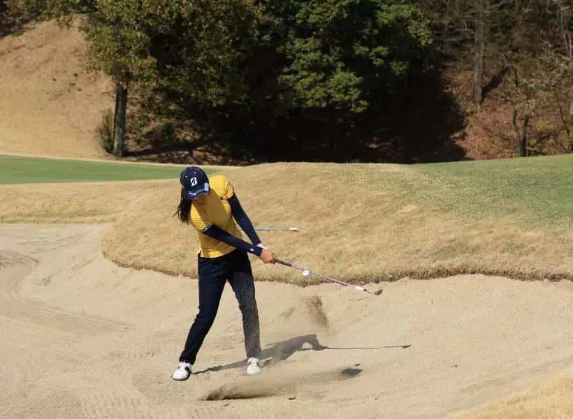 堀琴音のウェッジスイング（バンカーショット）（正面）