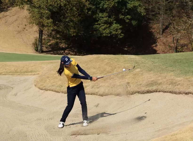 堀琴音のウェッジスイング（バンカーショット）（正面）