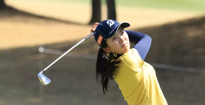 堀琴音のウェッジスイング(バンカーショット)(正面)