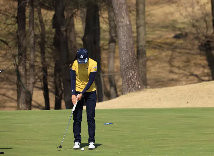 堀琴音のパッティングストローク連続写真（正面）