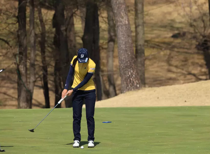 堀琴音のパッティングストローク連続写真（正面）