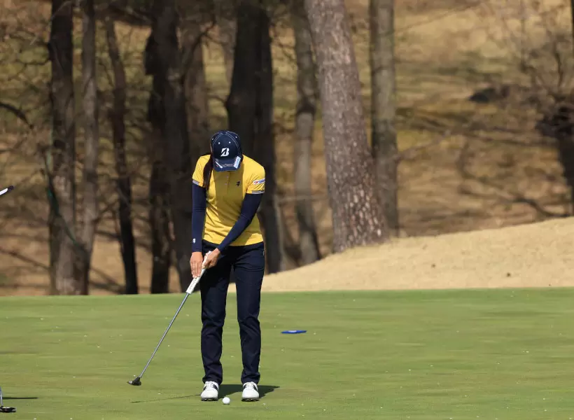 堀琴音のパッティングストローク連続写真（正面）