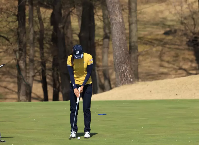 堀琴音のパッティングストローク連続写真（正面）