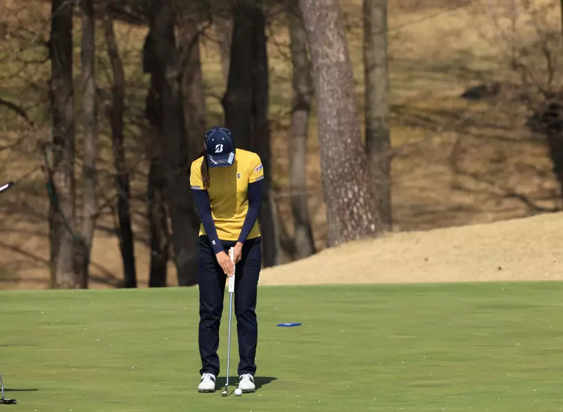 堀琴音のパッティングストローク連続写真（正面）