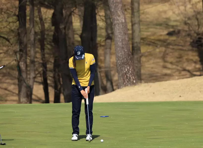 堀琴音のパッティングストローク連続写真（正面）