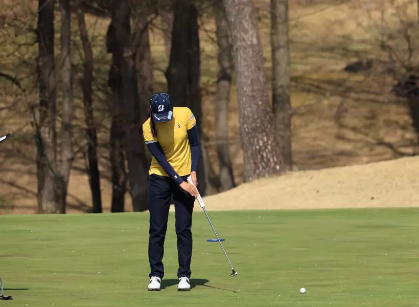 堀琴音のパッティングストローク連続写真（正面）