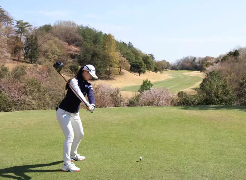 柏原明日架のドライバースイング（後方）